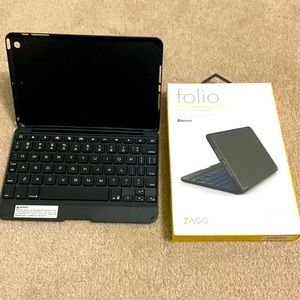 Folio Backlit, hinge keyboard